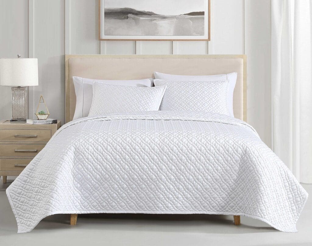 royal_coverlet_white_lgjpg - Hallmart Collectibles royal_coverlet_white_lgjpg