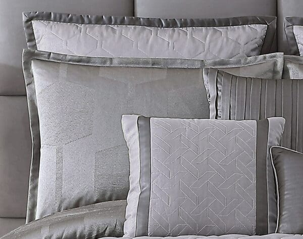 Garian_4_lgjpg - Hallmart Collectibles Garian_4_lgjpg