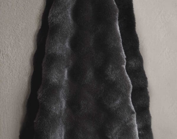 bubble faux fur throw - blk 2