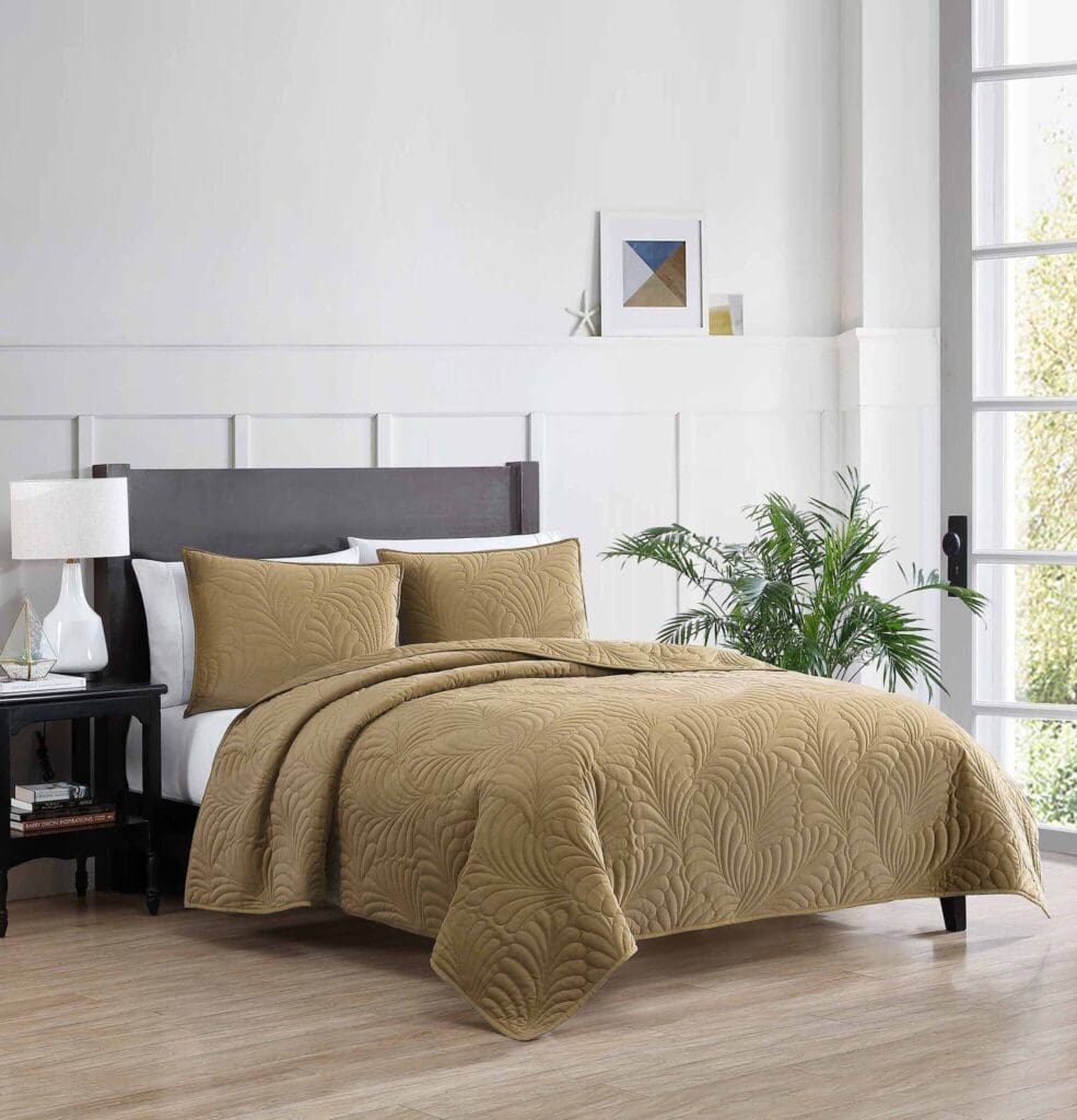 GoldLeafQuilt_lgjpg - Hallmart Collectibles GoldLeafQuilt_lgjpg