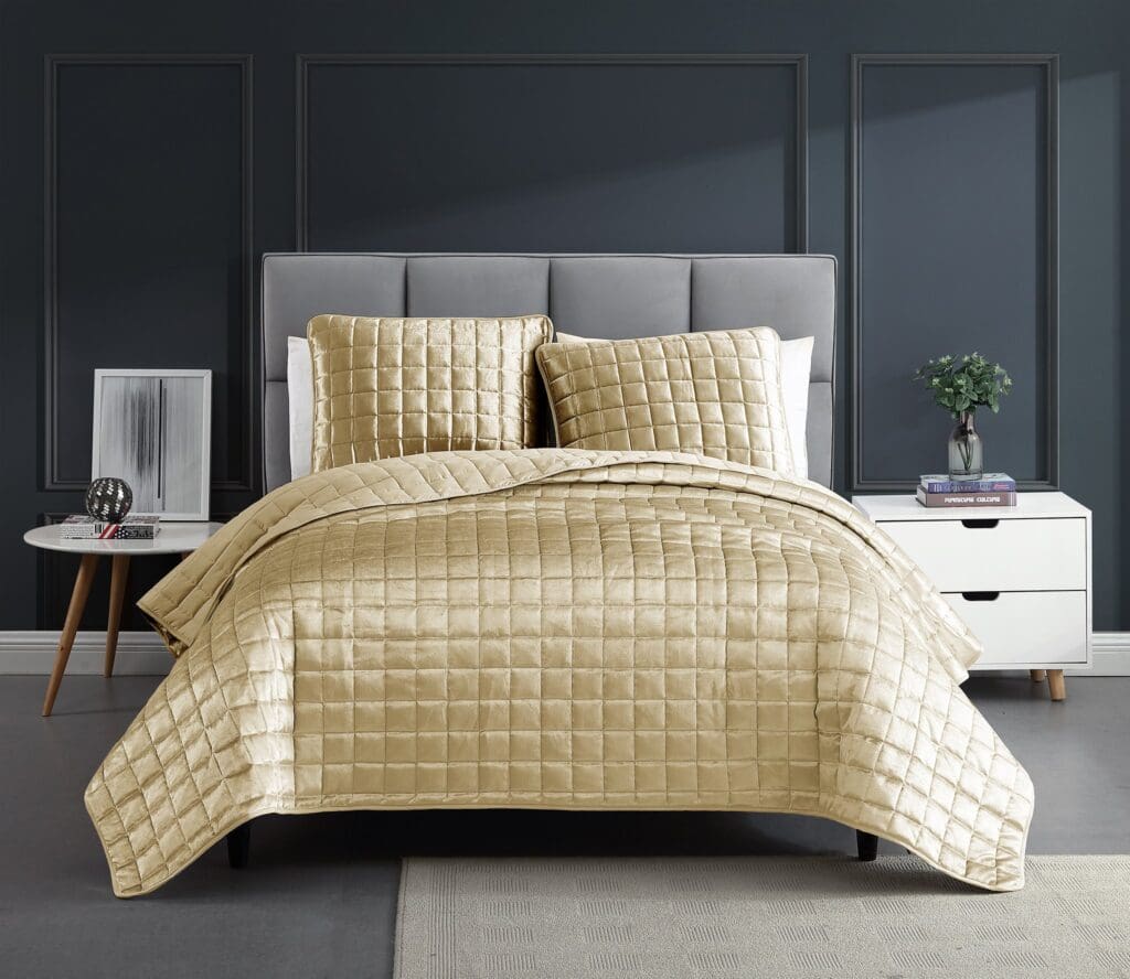 GoldQuiltedVelvet_lg-2jpg - Hallmart Collectibles GoldQuiltedVelvet_lg-2jpg