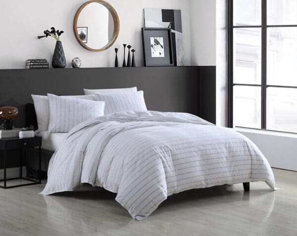 PinstripesWhite-Black_lg-2jpg - Hallmart Collectibles PinstripesWhite-Black_lg-2jpg