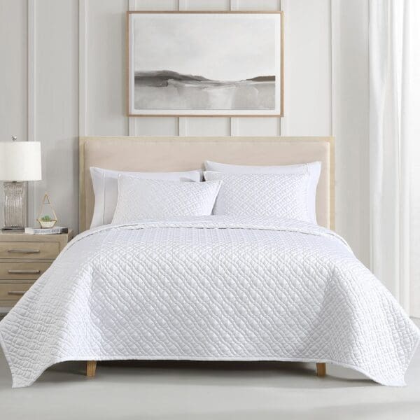 WhiteLatticeQuilt_lgjpg - Hallmart Collectibles WhiteLatticeQuilt_lgjpg