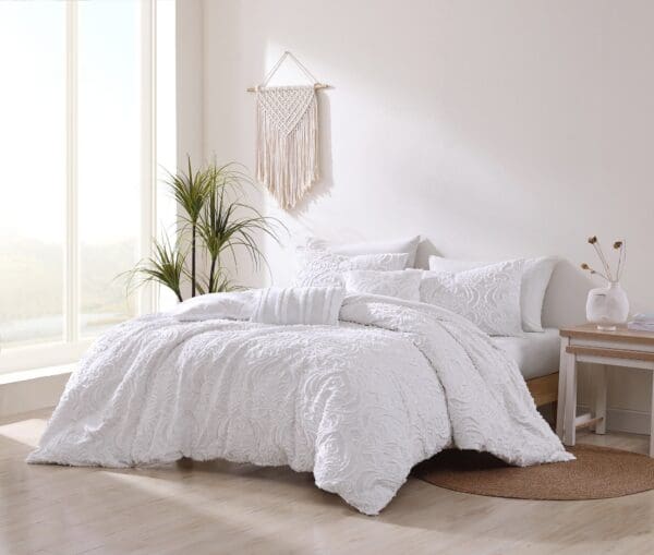 WhiteMedallionClip_lgjpg - Hallmart Collectibles WhiteMedallionClip_lgjpg